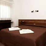 - Centre